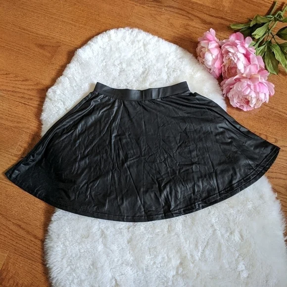 Faux Leather look high waisted swing skirt black small baddie aesthetic - Picture 3 of 7